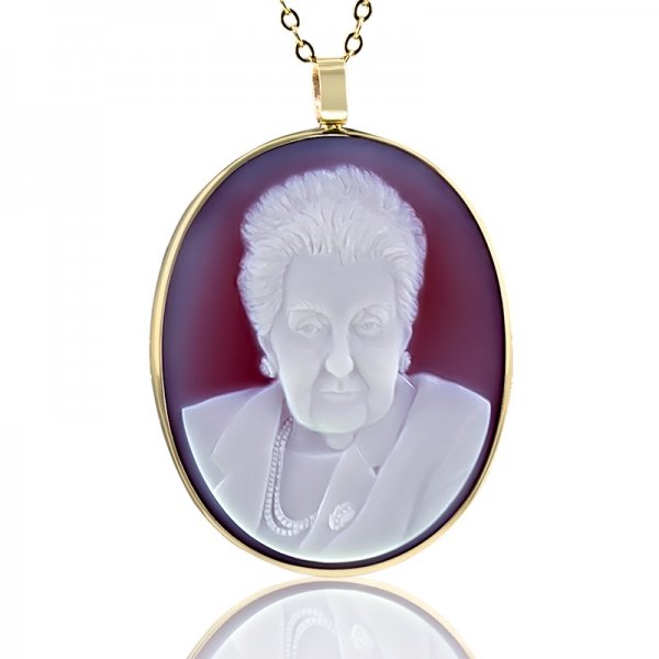 portrait-jewel-grandmother-gold-necklace-v2-800-sq