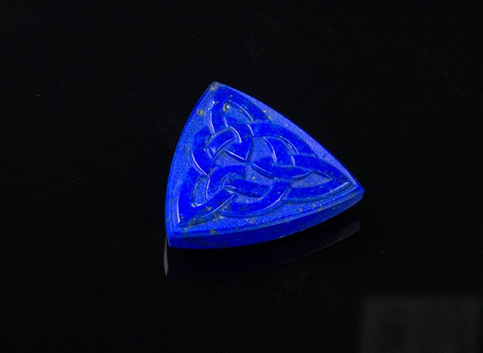 Lapis-lazuli-gem-carving-celtic-knot-B
